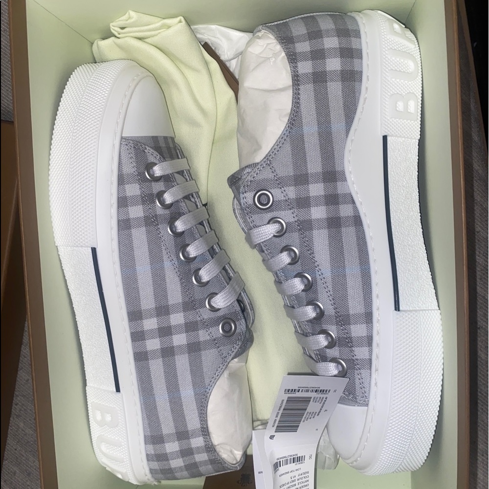 BURBERRY LOW CUT SNEAKERS
